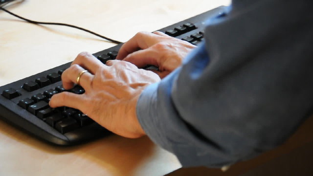 Hände an der Computertastatur