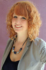 Gl&uuml;ckliches L&auml;cheln einer Jugendlichen