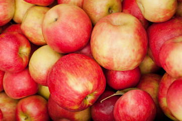 Fototapeta na wymiar Red apples on a market