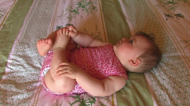 b&eacute;b&eacute; prend son pied ,sourire