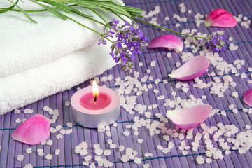 Relaxen mit Lavendel und Kerzenlicht