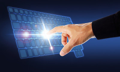 Main et clavier d'ordinateur multimédia