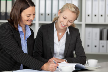 zwei frauen bei der arbeit im büro