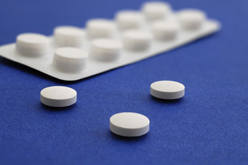 Tabletten auf Grau