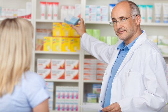 freundlicher apotheker ber&auml;t eine kundin
