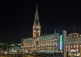 Fototapeta na wymiar Ratusz w Hamburgu