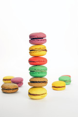 macarons variés empilés