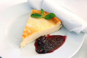 käsekuchen mit himbeersauce