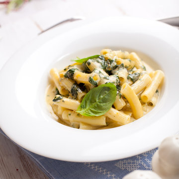 Pasta With Blue Cheese Sause And Spinach