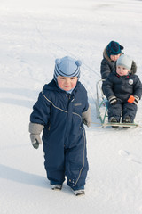 Fototapeta na wymiar Trzy chłopcy idą w winter park