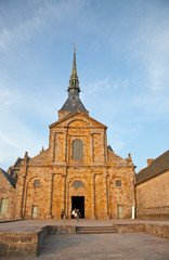 Fototapeta na wymiar Abadía de Saint-Michel. Exteriores de la iglesia.