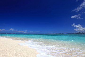 Fototapeta na wymiar Krawęd¼ genialny Water biały piasek plaży z Minna