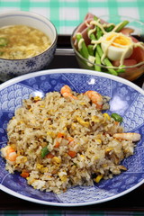 チャーハンとフカヒレスープとサラダ