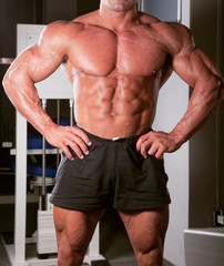 Obraz premium bodybuilder posing in the gym