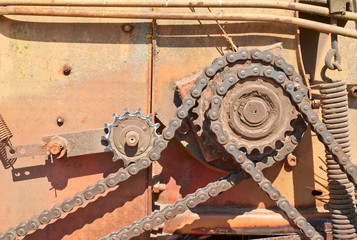 Chain drive of the farming equipment piece