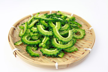 ザルに乗せたゴーヤのスライス