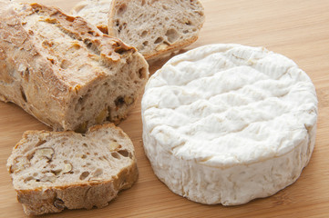 Camembert et pain