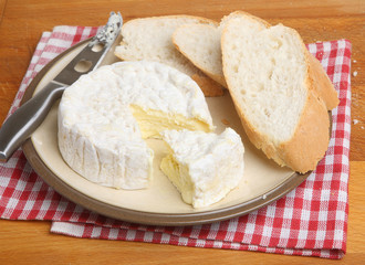 Camembert Cheese with Bread