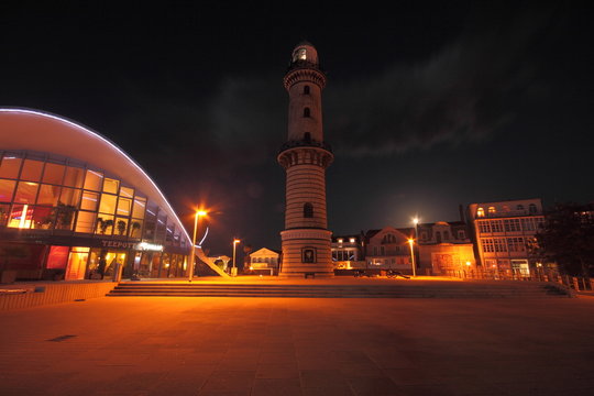 Warnm&uuml;nde Teepott und Leuchturm bei Nacht
