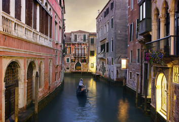 Fototapeta na wymiar Tradycyjne Wenecja gondola ride