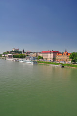 Fototapeta na wymiar Zamek w Bratysławie z rzeką Dunabe. Słowacja