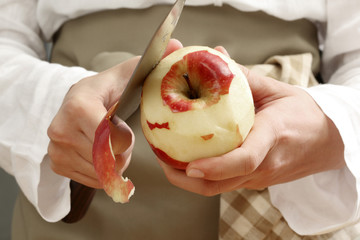 Peler une pomme avec un grand couteau