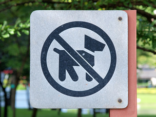 sign meaning "dogs are not allowed here"