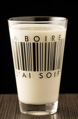 Verre de lait avec inscription