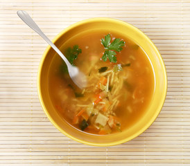 soupe poule aux vermicelles dans le bol