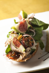 Tartine de filet de dinde aux figues et tomates confites