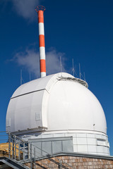 Observatorium auf einem Berggipfel in Bayern