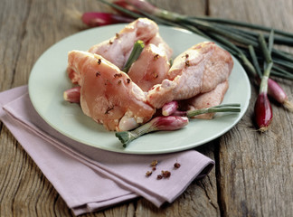 Morceaux de poulet crus