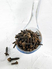 Cuillérée de clous de girofle