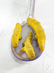 Cuillérée de rhizomes de curcuma