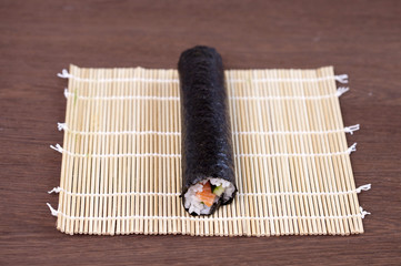 Rouleau de maki déroulé  © FOOD-pictures