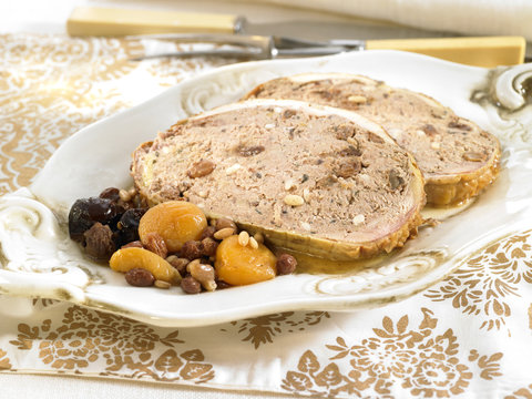 Poularde farcie r&ocirc;tie aux fruits secs
