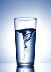 Tourbillon d'eau dans un verre
