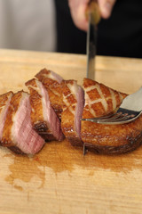 Découpe du magret de canard sur un guéridon