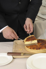 Découpe d'une quiche lorraine