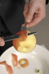 Fototapeta na wymiar Obrać jabłko