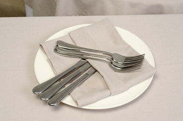 Fourchettes et couteaux pour le dressage de la table