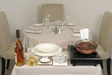 Préparation du steak sauce au poivre sur le guéridon