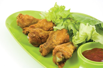 Fried chicken with salt and served with tomato sauce