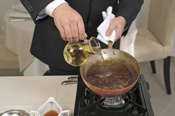 Préparation du steak sauce au poivre sur le guéridon