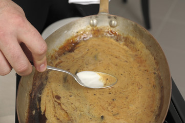 Ajouter la crème pour la préparation du steak sauce au poivre sur le guéridon