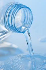 Eau coulant d'une bouteille