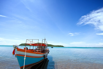 Obraz premium Fishing boat with blue sky