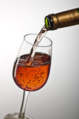 Servir un verre de vin rosé