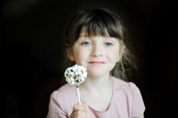 Naklejka premium Funny child girl showing a marshmallow cake