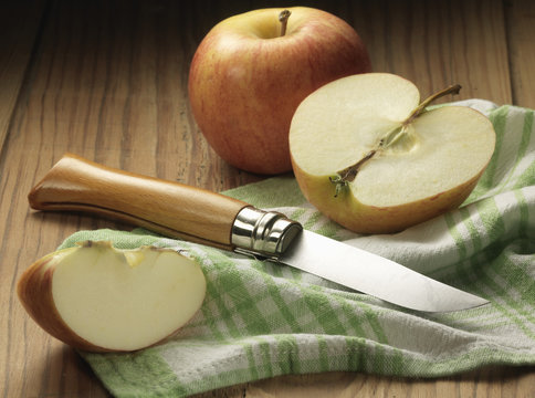 Couper une pomme avec une opinel